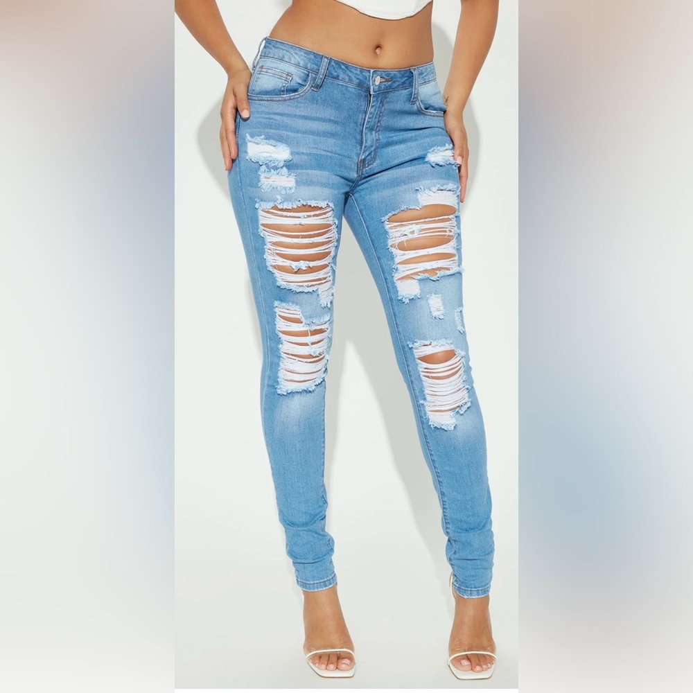 LIGHT BLUE DISTRESSED SKINNY JEANS